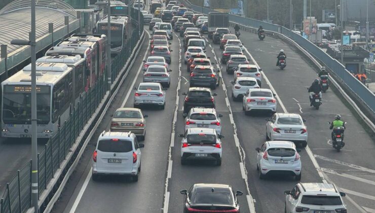 İstanbul’da deprem sonrası trafik kilitlendi! Yoğunluk yüzde 70’i aştı