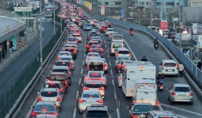 İstanbul’da trafik kilit! Yoğunluk yüzde 83’e yükseldi
