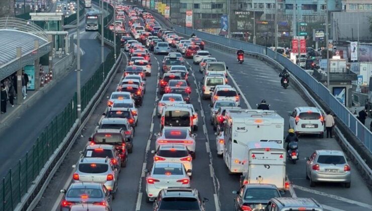 İstanbul’da trafik kilit! Yoğunluk yüzde 83’e yükseldi