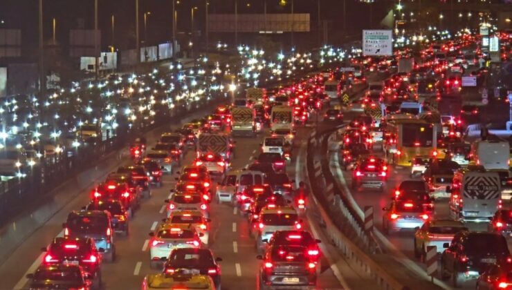 İstanbul'da araçlar ilerleyemiyor! Yoğunluk yüzde 85'i buldu