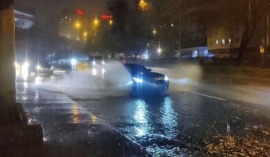 İstanbul'da sağanak yağış etkili oldu