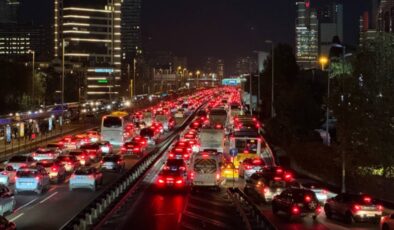 İstanbul'da trafik felç: Yoğunluk yüzde 83'e ulaştı