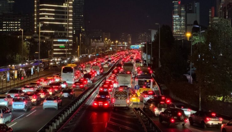 İstanbul'da trafik felç: Yoğunluk yüzde 83'e ulaştı