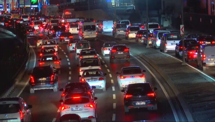 İstanbul'da trafik felç: Yoğunluk yüzde 87'e ulaştı