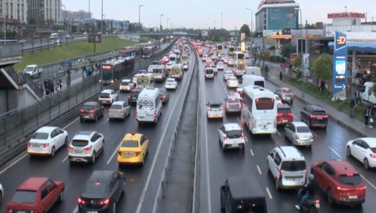 İstanbul'da trafik kilitlendi: Yoğunluk yüzde 74!