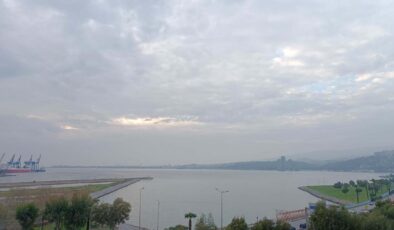 İzmir körfezi alarmda! Kötü koku sahilleri esir aldı