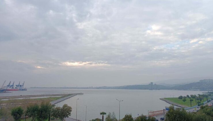 İzmir körfezi alarmda! Kötü koku sahilleri esir aldı