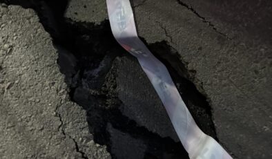 Kağıthane’de yol çöktü