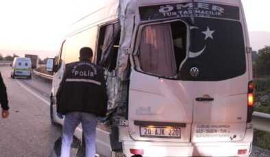 Kamyon emniyet şeridinde bekleyen işçi servisine çarptı: 1 ölü