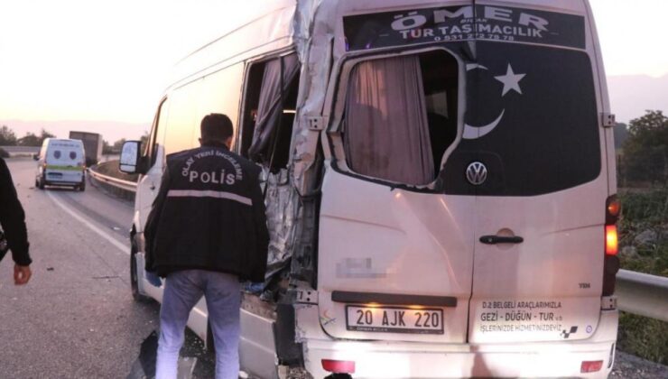 Kamyon emniyet şeridinde bekleyen işçi servisine çarptı: 1 ölü