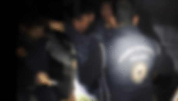 Kamyonet kasasındaki gizli bölmede 31 düzensiz göçmen yakalandı