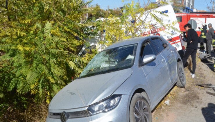 Kazada yaralanan anne ve oğlunu taşıyan ambulans da kaza yaptı