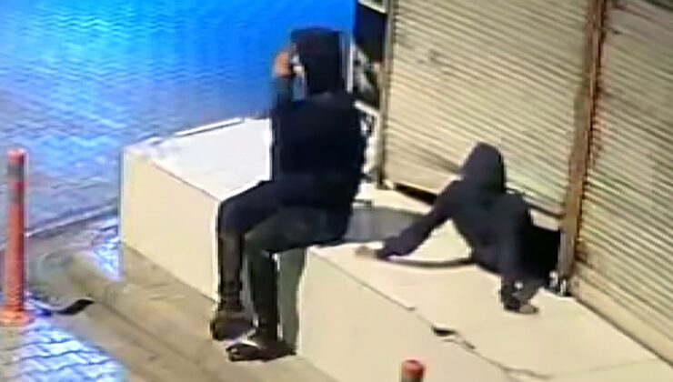 Kepengini kaldırıp, boşluktan girdikleri dükkandan cep telefonu çalan 3 kardeş yakalandı