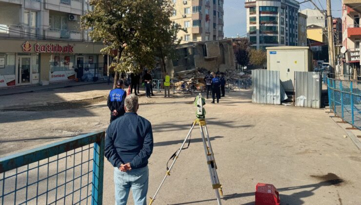 Kocaeli'de çöken binanın enkazında bilirkişi heyetinin incelemeleri sürüyor