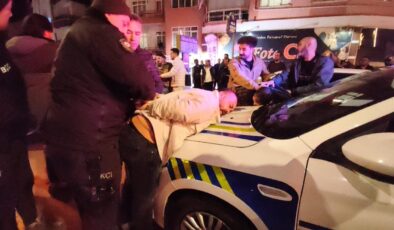 Kontrol yapan polise tekmeyle saldırdı!