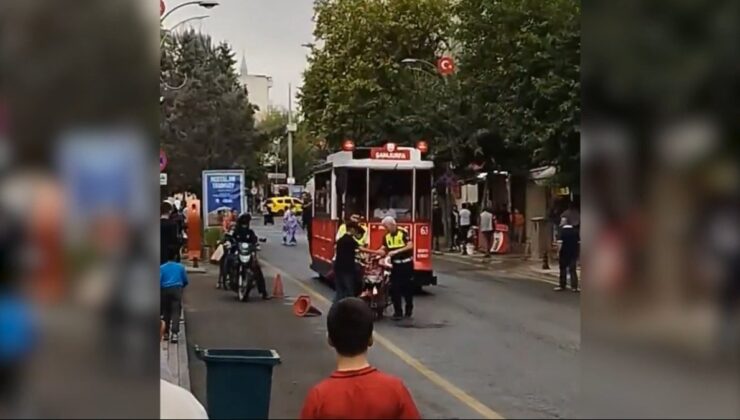 Korku dolu anlar kamerada: Motosikletli gençleri vatmanın dikkati kurtardı