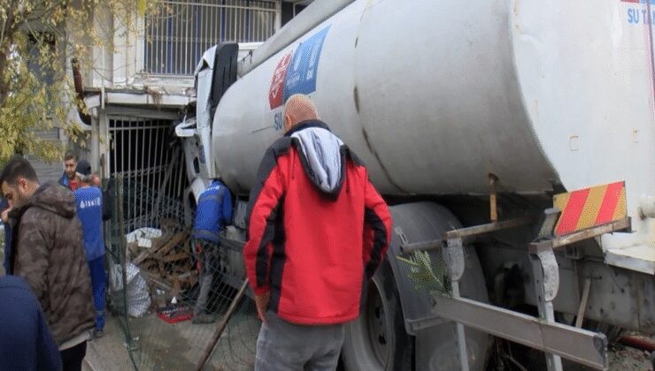 Küçükçekmece'de park halindeki tanker kaydı: İş yerine çarptı