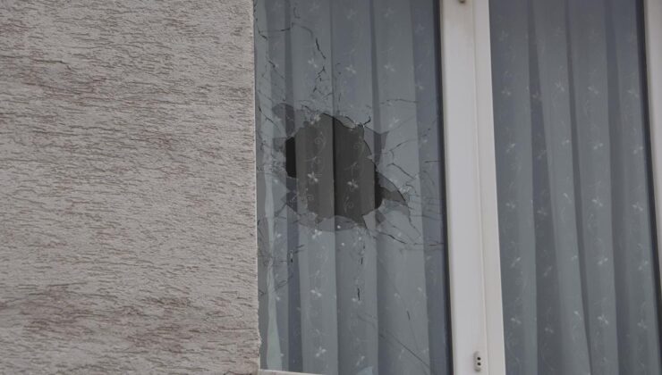 Küstüğü eşinin yaşadığı daireyi kurşunladı