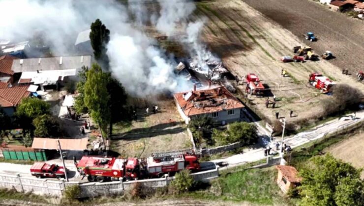 Kütahya’da odunlukta çıkan yangın evi ve araçları küle çevirdi