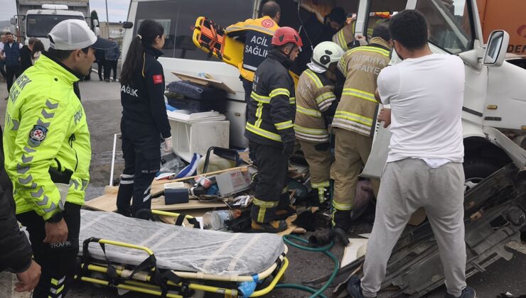 Kütahya'da Karayolları aracına çarpan karavanın sürücüsü öldü, eşi yaralandı