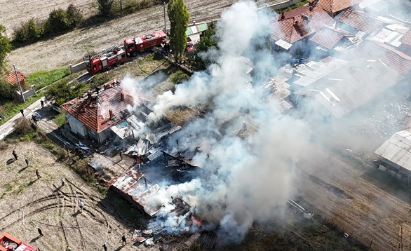 Kütahya'da yangın: Odunlukta başladı evlere sıçradı