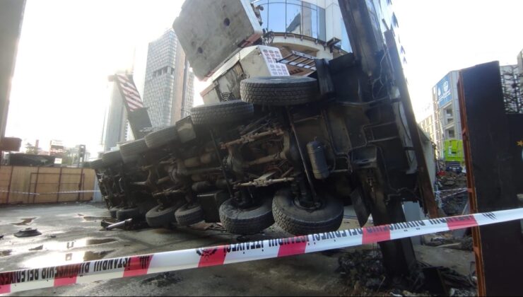 Mecidiyeköy’de panik: Rezidans inşaatında vinç devrildi