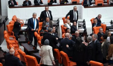 Meclis yine karıştı! Milletvekilleri birbirlerinin üzerine yürüdü