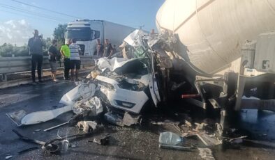Mersin’de feci kaza: Tır, otomobili ezdi, sürücü saniyeler içinde kurtuldu