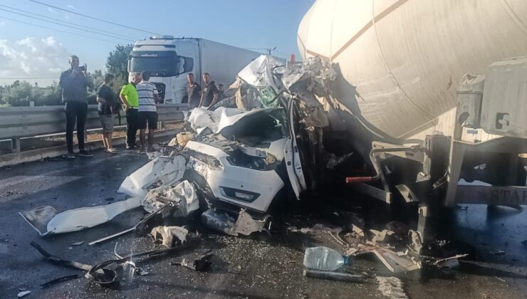 Mersin’de feci kaza: Tır, otomobili ezdi, sürücü saniyeler içinde kurtuldu