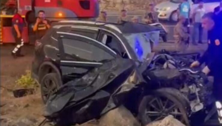 Midibüs ile cip kafa kafaya çarpıştı: 1'i ağır 4 yaralı