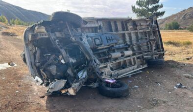 Minibüs, istinat duvarından düştü: 4 yaralı