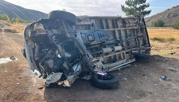 Minibüs, istinat duvarından düştü: 4 yaralı