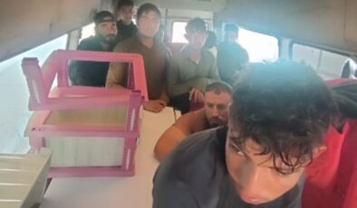 Minibüsten 12 kaçak göçmen çıktı