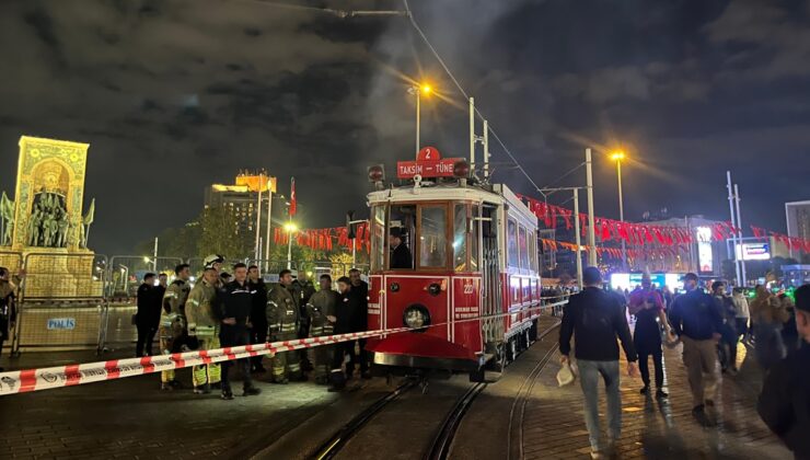 Nostaljik tramvay alev aldı: Yolcular büyük panik yaşadı