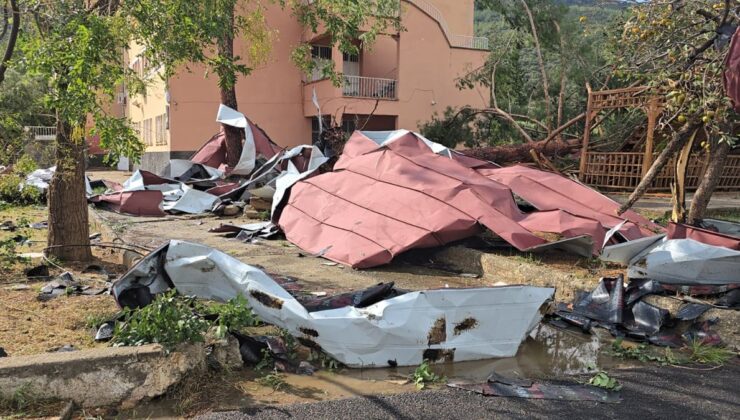 Öğrenciler dersteyken iki okulun çatısı uçtu: Panik yaşandı!