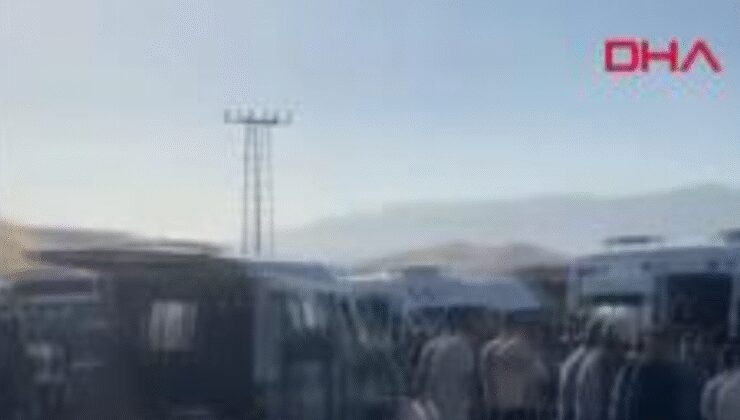 Öğretmenleri taşıyan minibüsle hafif ticari araç çarpıştı: 12 yaralı