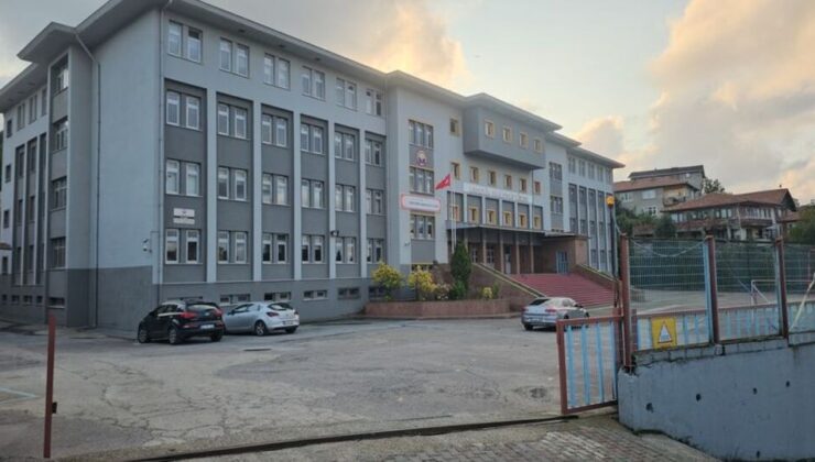 Okul tuvaletinde arkadaşının çenesini kırdı!