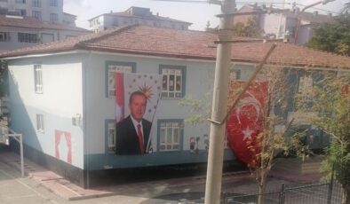 Okullara Erdoğan fotoğrafının asılmasına tepki