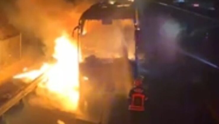 Osmaniye'de seyir halindeki yolcu otobüsü alev alev yandı