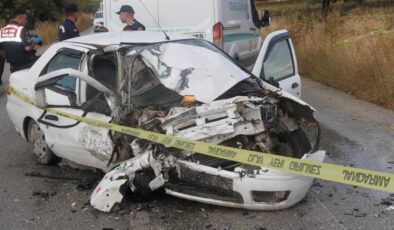 Otomobille kamyonet kafa kafaya çarpıştı: 1 ölü 2 yaralı