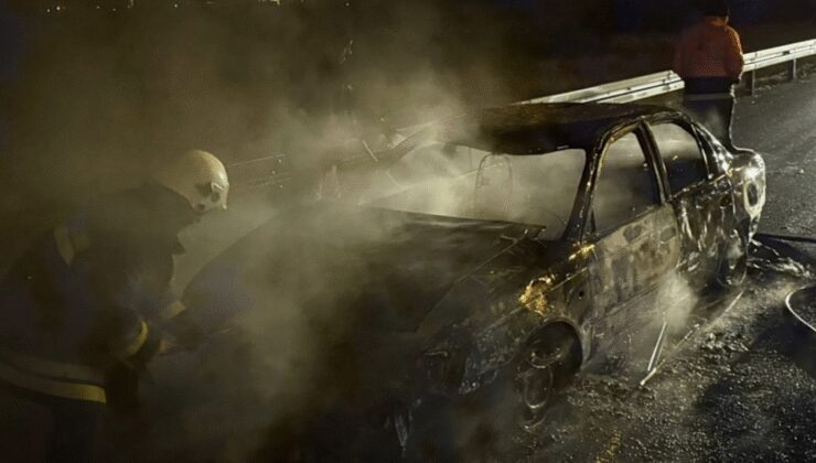 Otoyolda yanan otomobil küle döndü