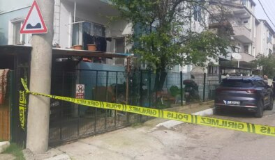 Oturma odasında eşini vahşice katletti