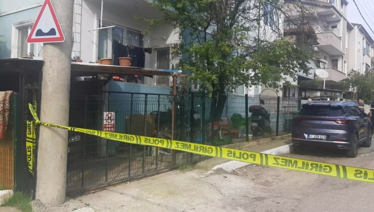 Oturma odasında eşini vahşice katletti