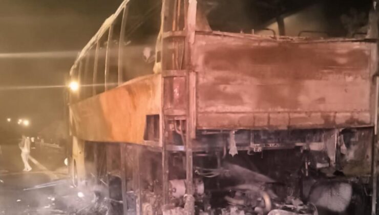 Seyir halindeki otobüs alev alev yandı: Yolcular tahliye edildi