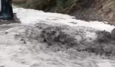 Şiddetli yağış karayolunu kapattı