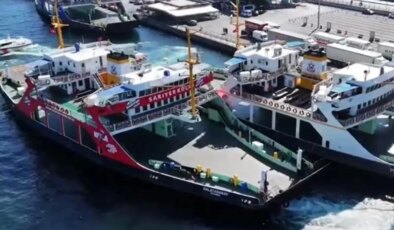 Sirkeci’de feribot iskeleye çarptı