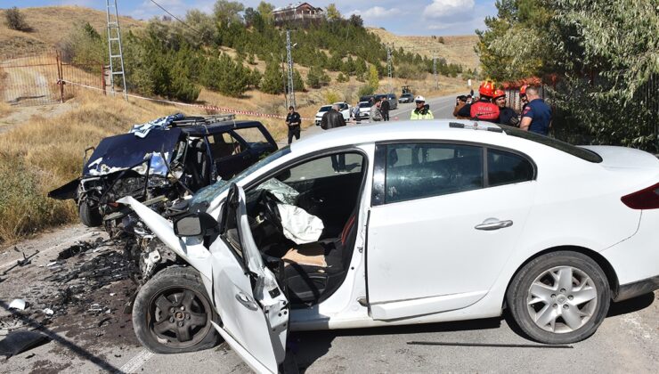 Sivas'ta otomobiller çarpıştı: Bir kişi öldü