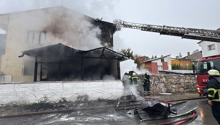 Sivas'ta yangında 2 katlı ev kullanılamaz hale geldi