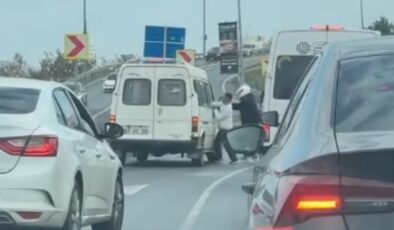 Şoförüyle tartıştıkları minibüse sopa ve kaskla saldırdılar