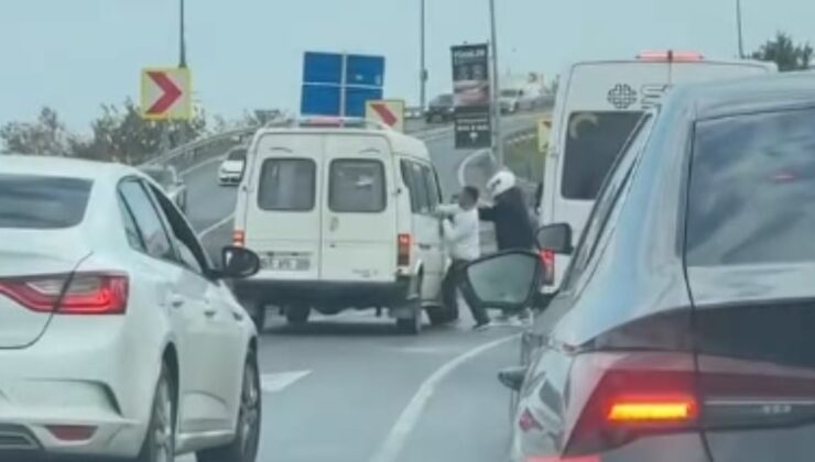 Şoförüyle tartıştıkları minibüse sopa ve kaskla saldırdılar
